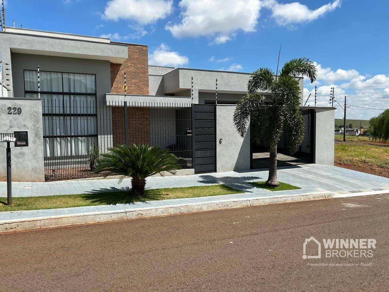 Casa à venda com 3 quartos, 215m² - Foto 1