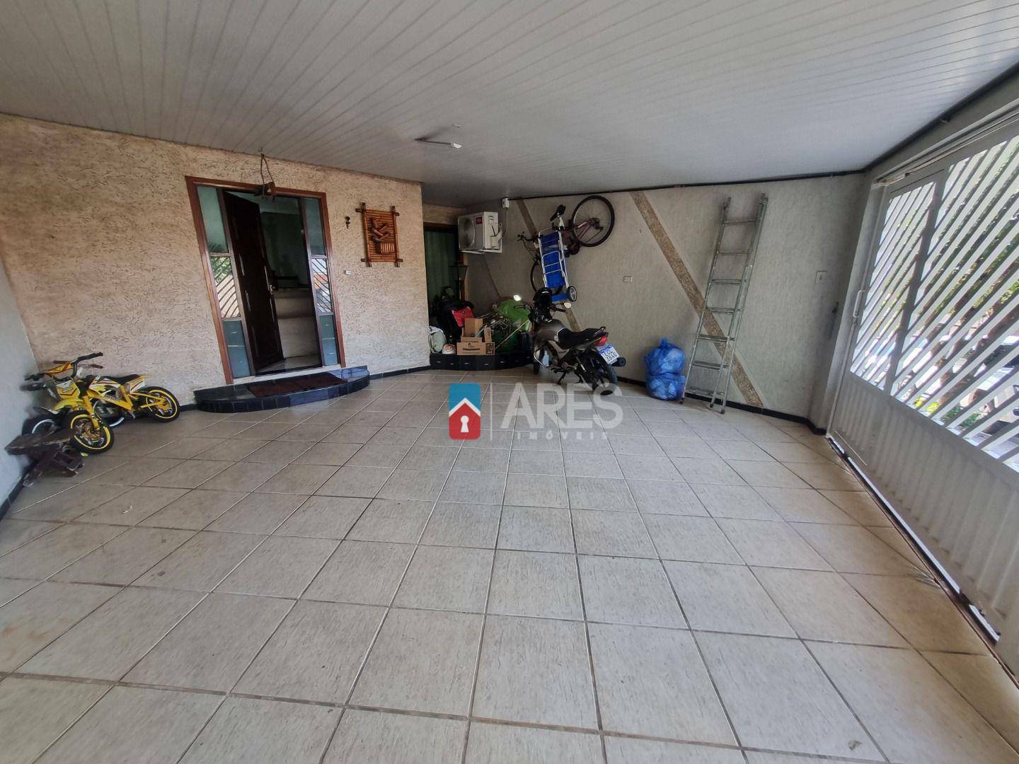 Casa à venda com 3 quartos, 220m² - Foto 2