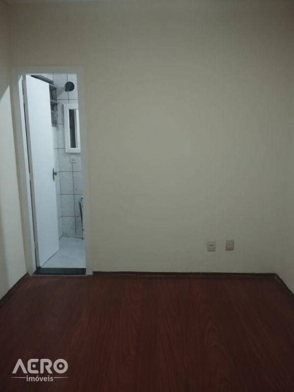 Apartamento à venda com 2 quartos, 67m² - Foto 3