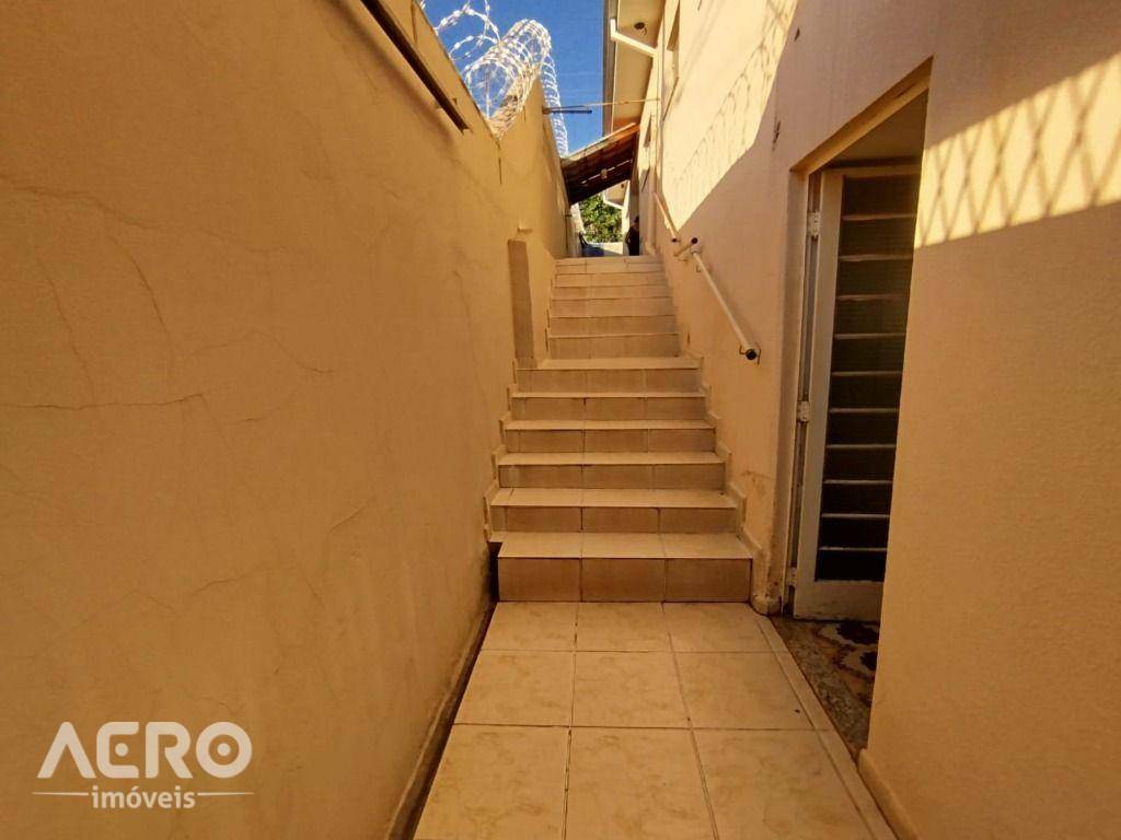 Casa para alugar com 3 quartos, 210m² - Foto 29