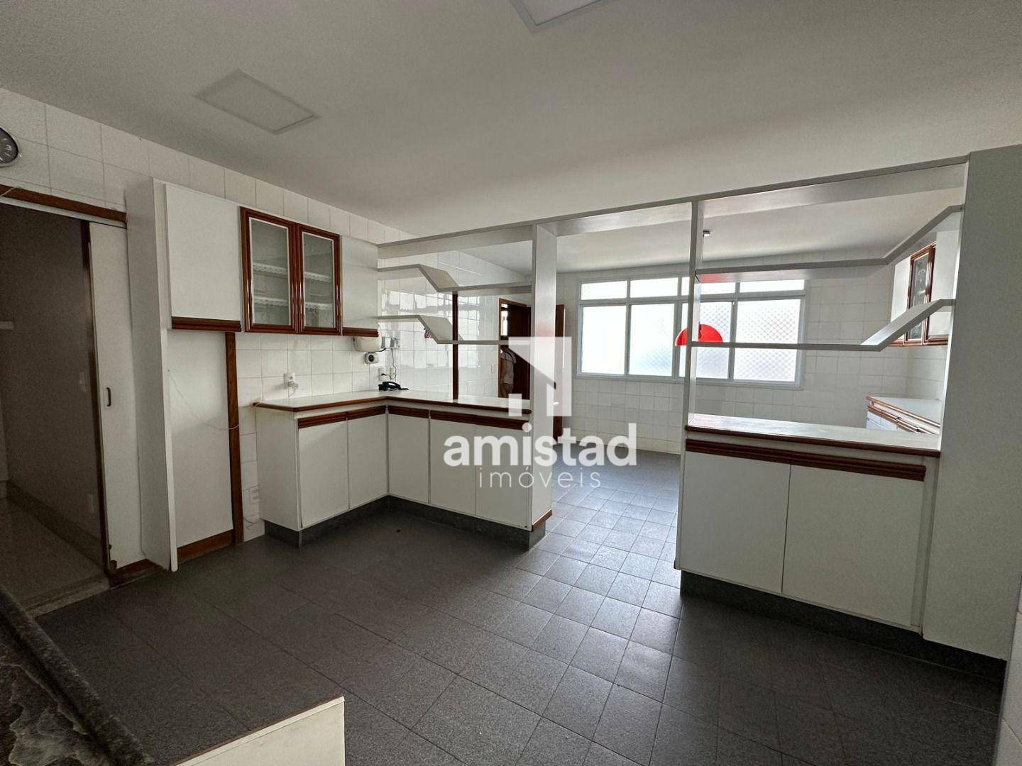 Casa para alugar com 6 quartos, 280m² - Foto 8