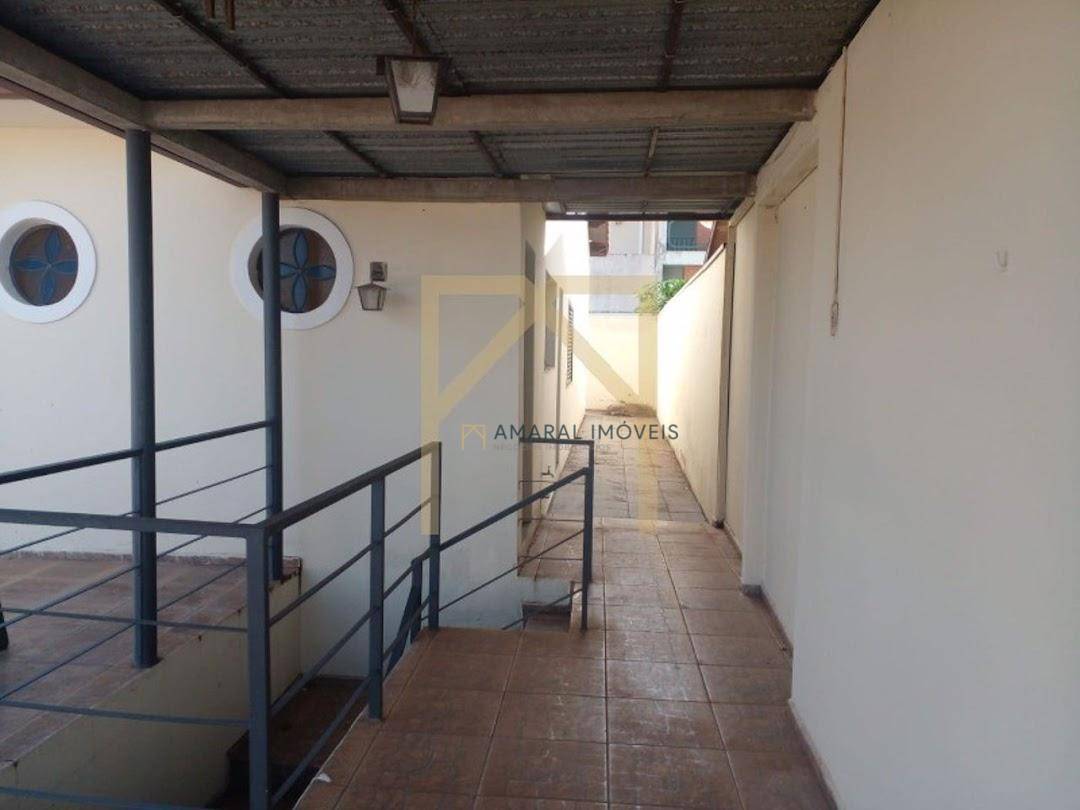 Casa à venda e aluguel com 3 quartos, 200m² - Foto 2