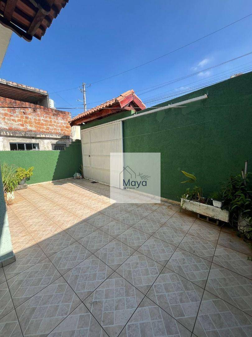 Casa à venda com 5 quartos, 220m² - Foto 2