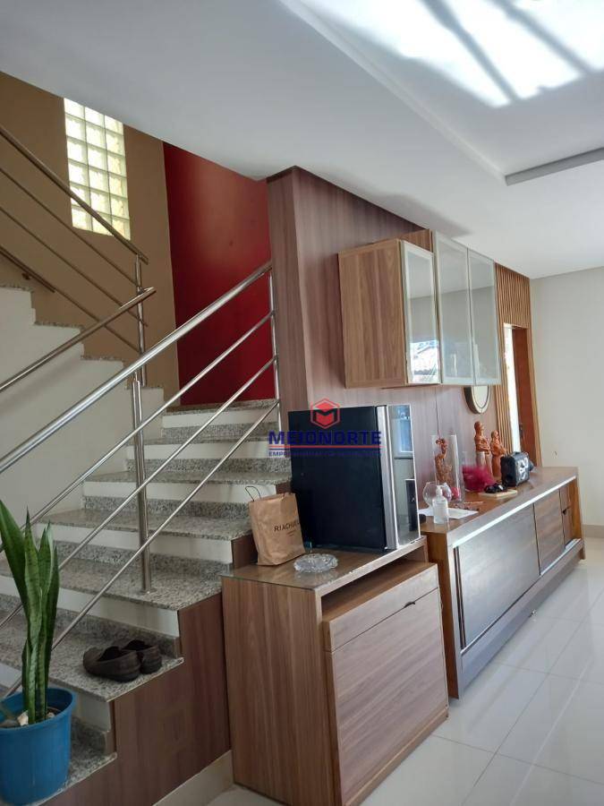 Casa à venda com 4 quartos, 200m² - Foto 1