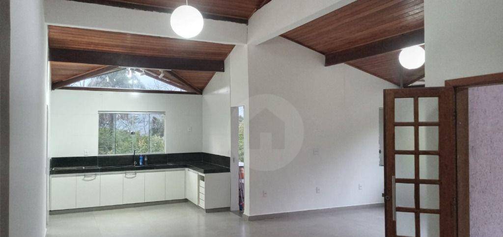 Casa à venda e aluguel com 3 quartos, 200m² - Foto 4