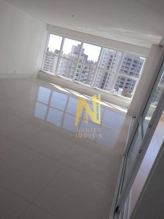 Apartamento à venda com 3 quartos, 214m² - Foto 1