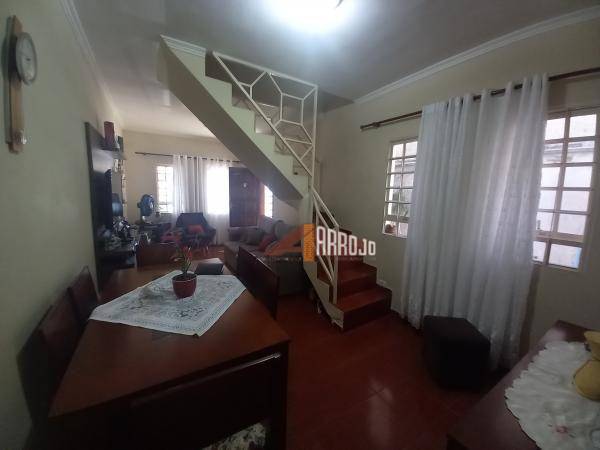 Sobrado à venda com 4 quartos, 210m² - Foto 1