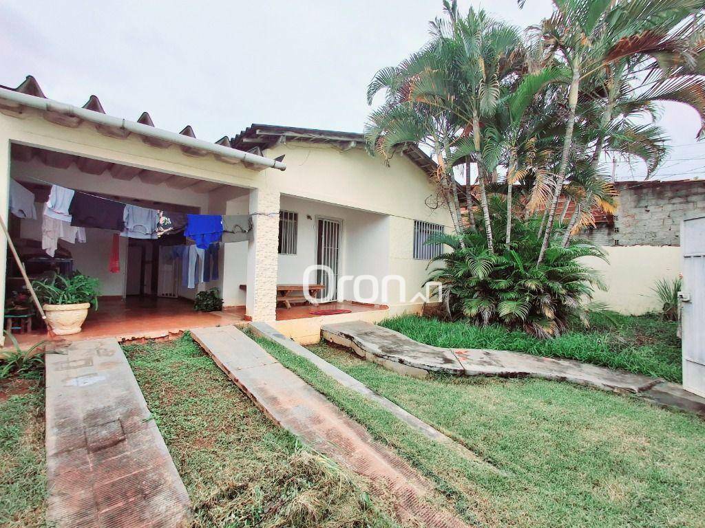 Casa à venda com 3 quartos, 241m² - Foto 1