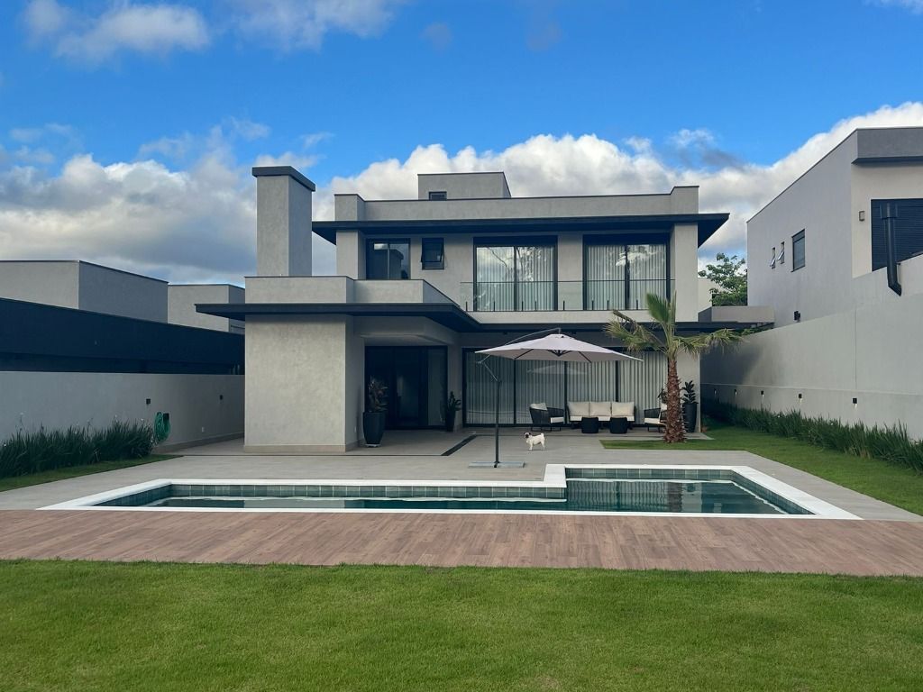 Casa de Condomínio à venda com 4 quartos, 363m² - Foto 1