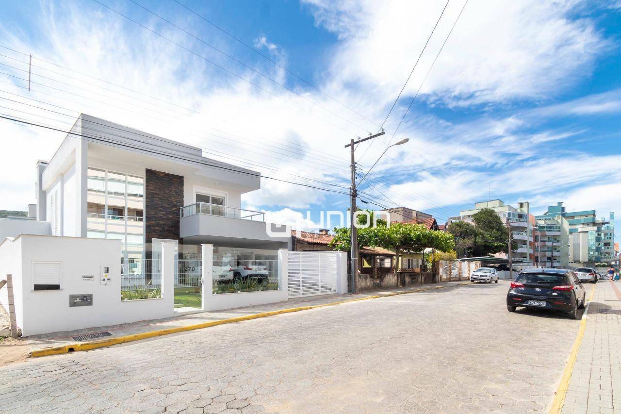 Casa à venda com 3 quartos, 213m² - Foto 1