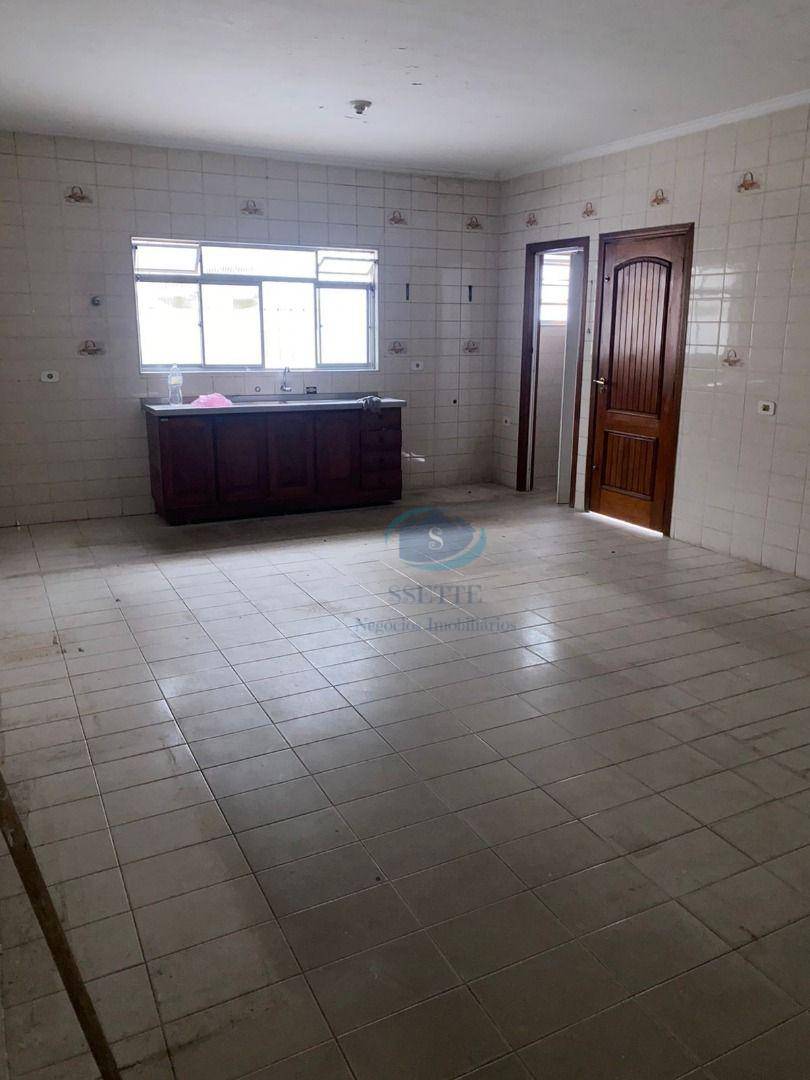 Casa para alugar com 4 quartos, 315m² - Foto 1