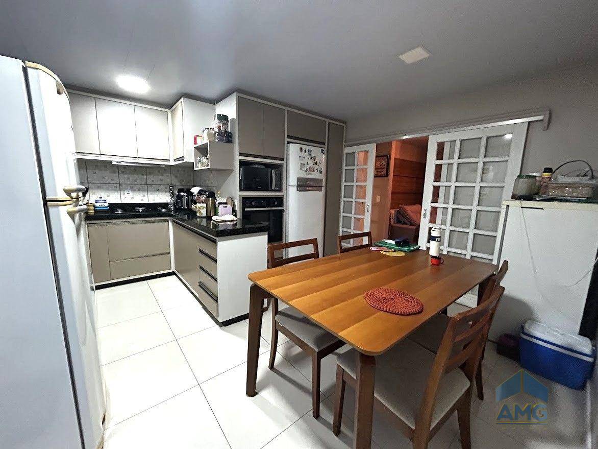 Casa, 4 quartos, 203 m² - Foto 1