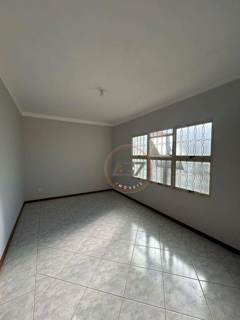 Casa para alugar com 3 quartos, 211m² - Foto 3