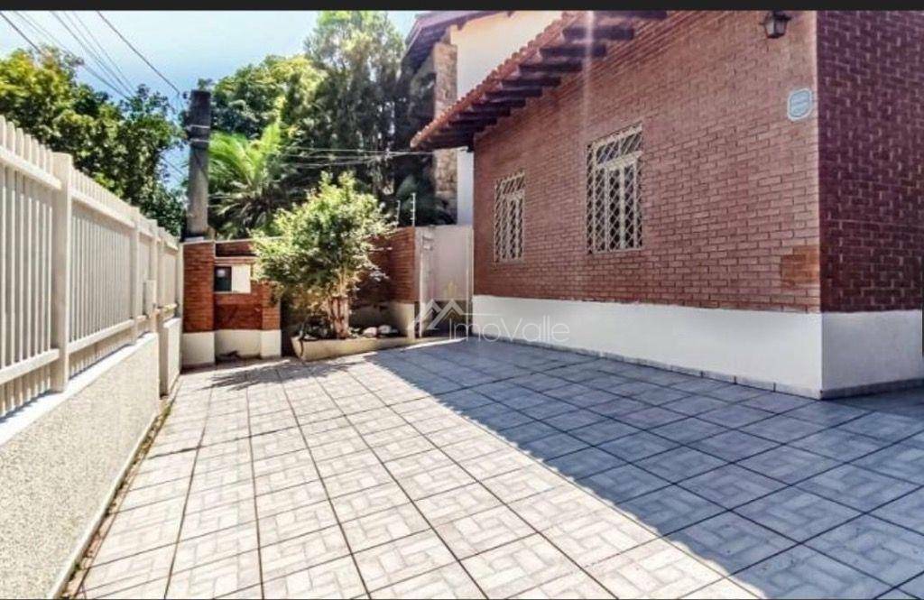 Casa à venda com 6 quartos, 318m² - Foto 11