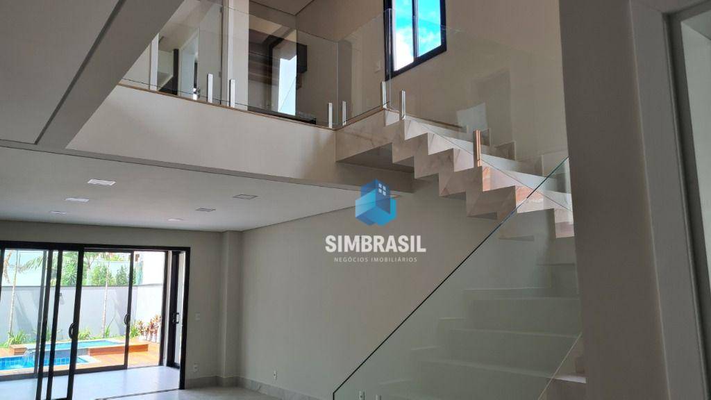 Casa à venda com 3 quartos, 246m² - Foto 1