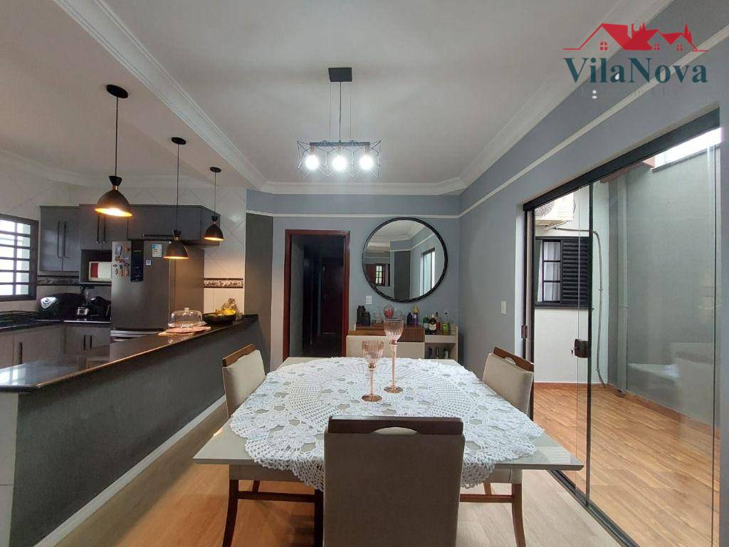 Casa à venda com 3 quartos, 210m² - Foto 1