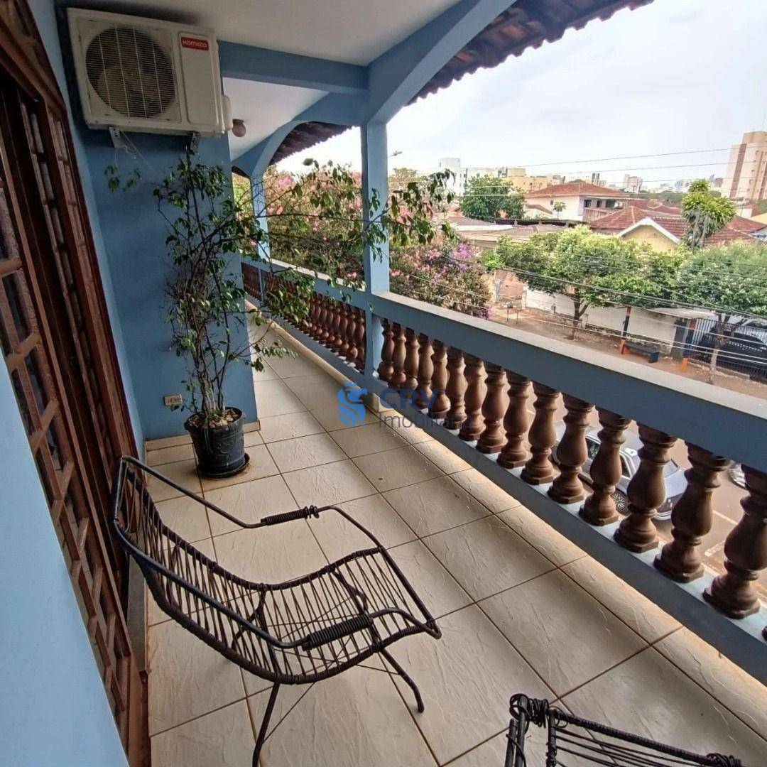 Sobrado à venda com 3 quartos, 370m² - Foto 1
