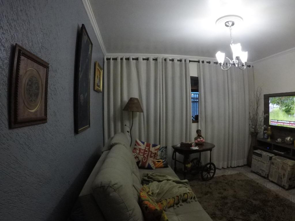 Casa à venda com 6 quartos, 140m² - Foto 1