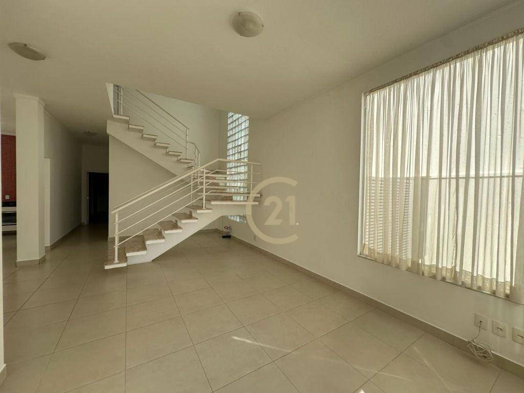 Casa de Condomínio para alugar com 4 quartos, 240m² - Foto 4