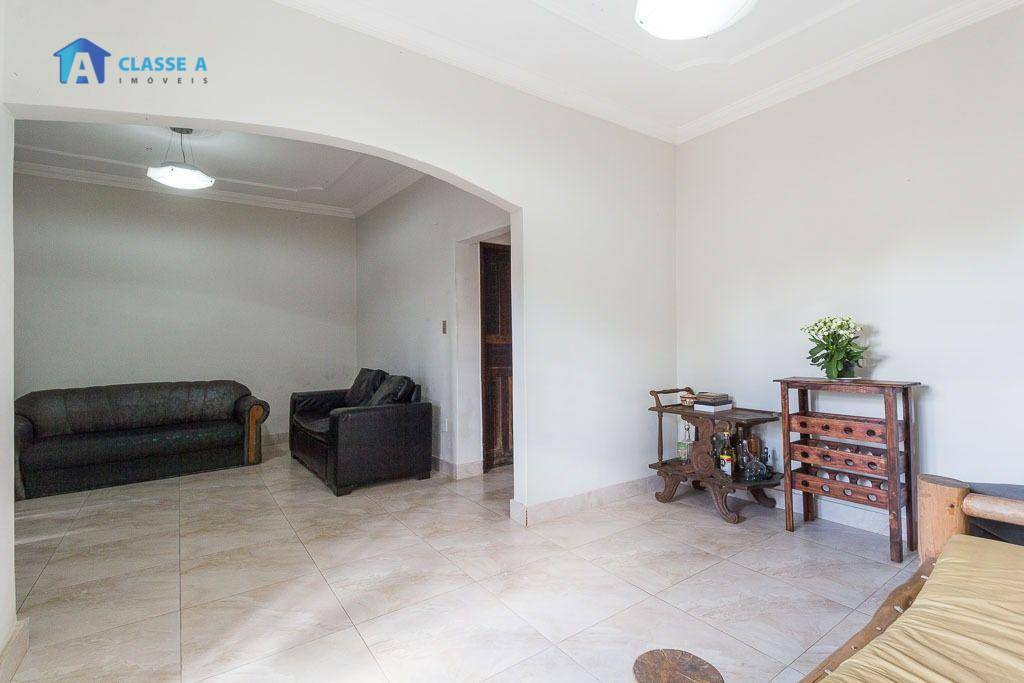 Casa à venda com 4 quartos, 228m² - Foto 1