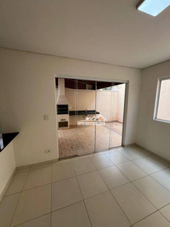 Casa de Condomínio para alugar com 3 quartos, 125m² - Foto 4