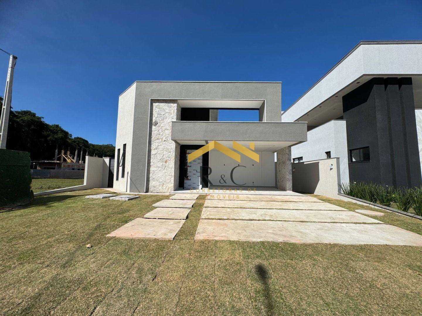 Casa à venda com 3 quartos, 229m² - Foto 1
