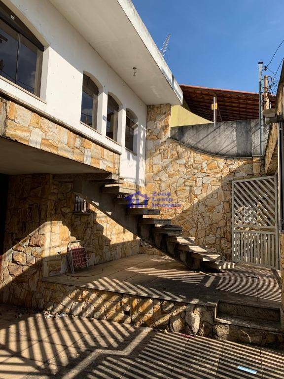 Sobrado à venda com 4 quartos, 240m² - Foto 1