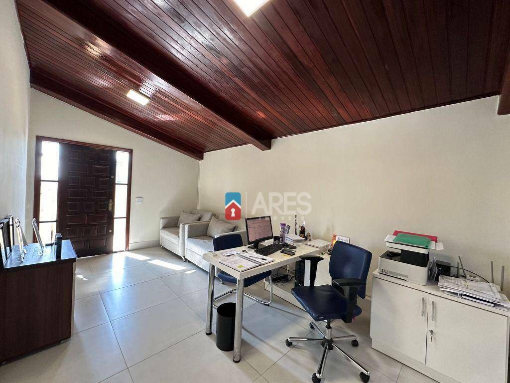 Casa para alugar com 5 quartos, 300m² - Foto 4