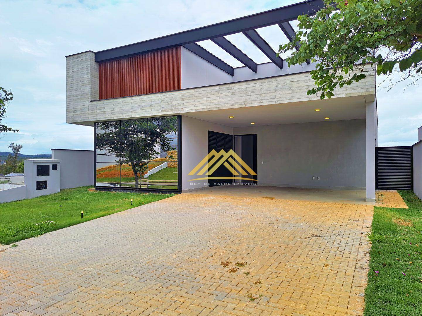 Casa à venda com 3 quartos, 251m² - Foto 1