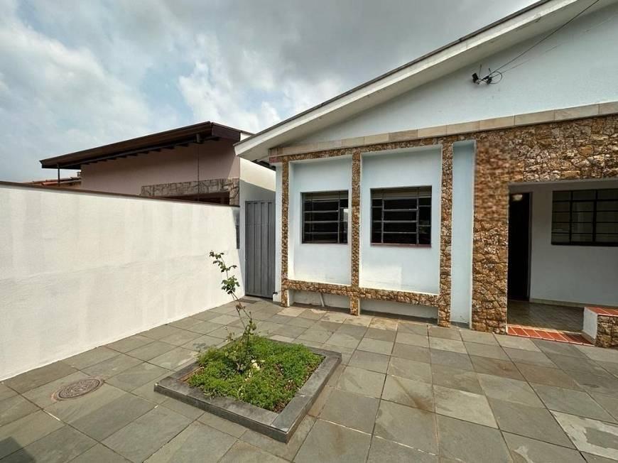 Casa à venda com 3 quartos, 90m² - Foto 1