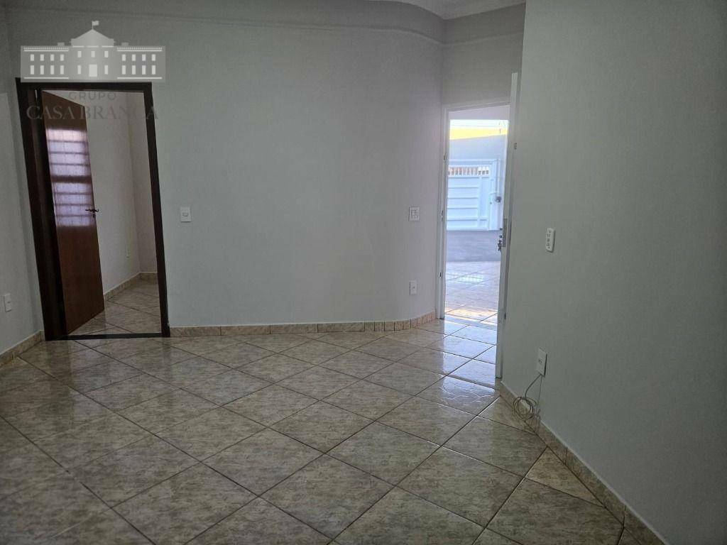 Casa à venda e aluguel com 3 quartos, 200m² - Foto 3