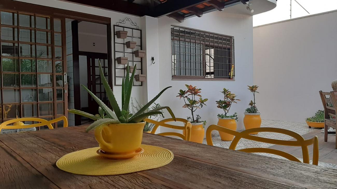 Casa à venda com 3 quartos, 230m² - Foto 1