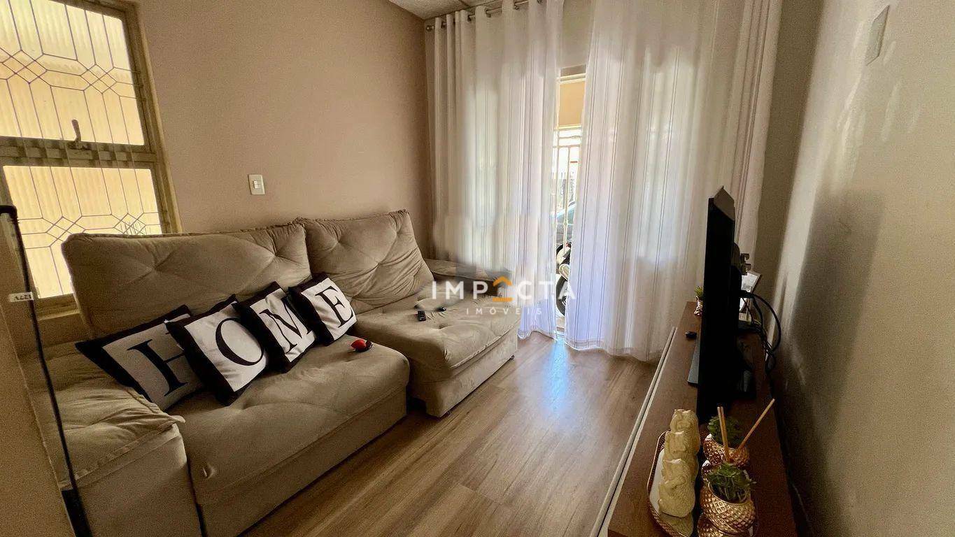 Casa à venda com 3 quartos, 127m² - Foto 1