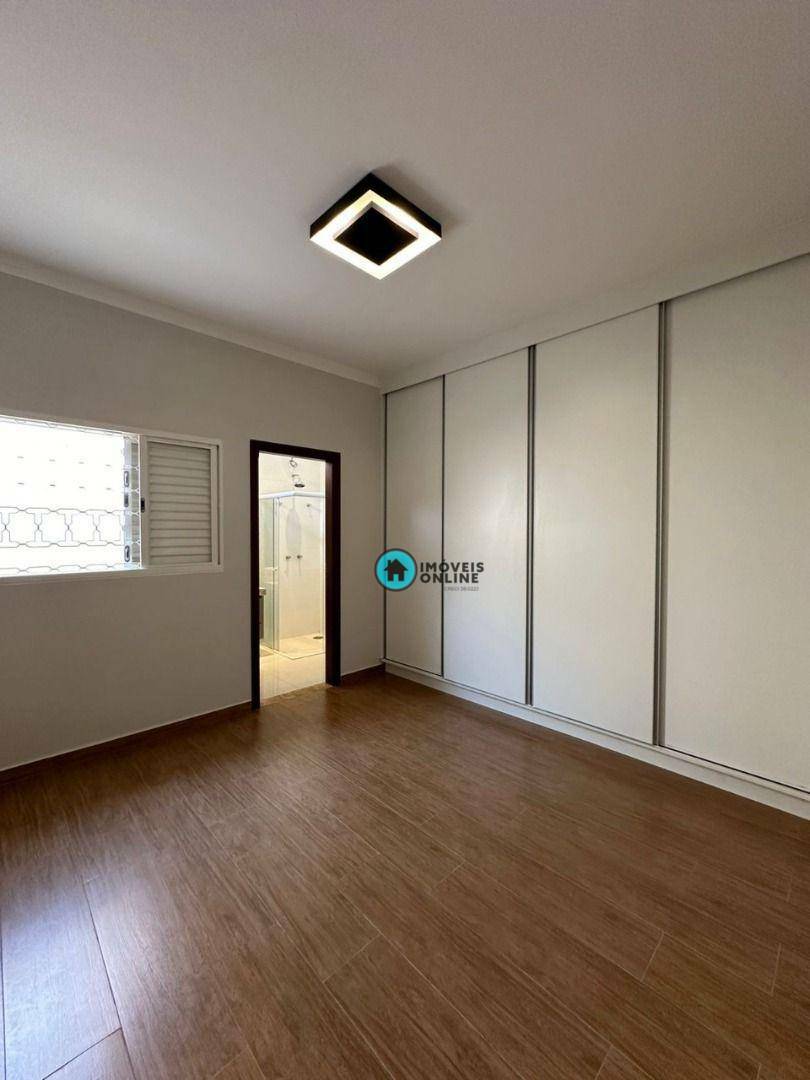 Casa à venda com 3 quartos, 169m² - Foto 4