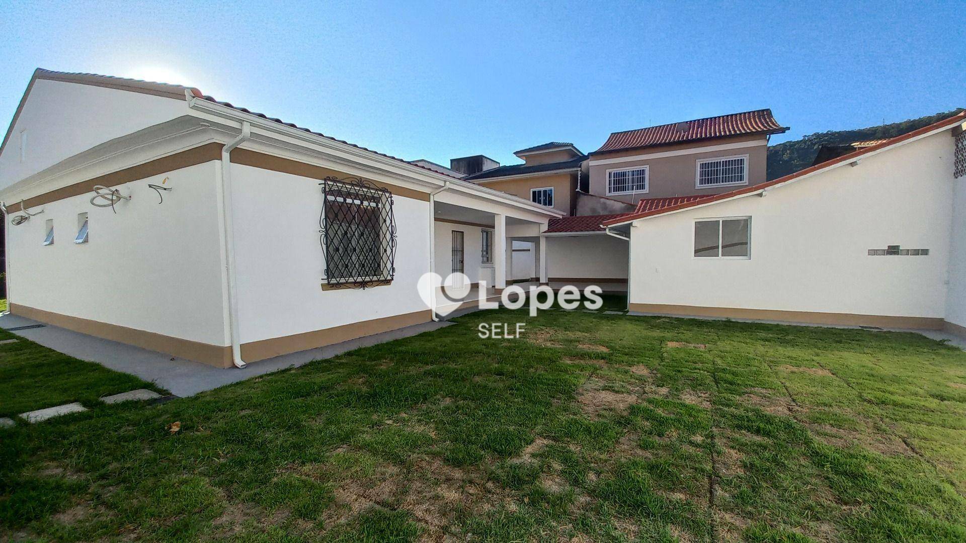 Casa à venda com 3 quartos, 211m² - Foto 4