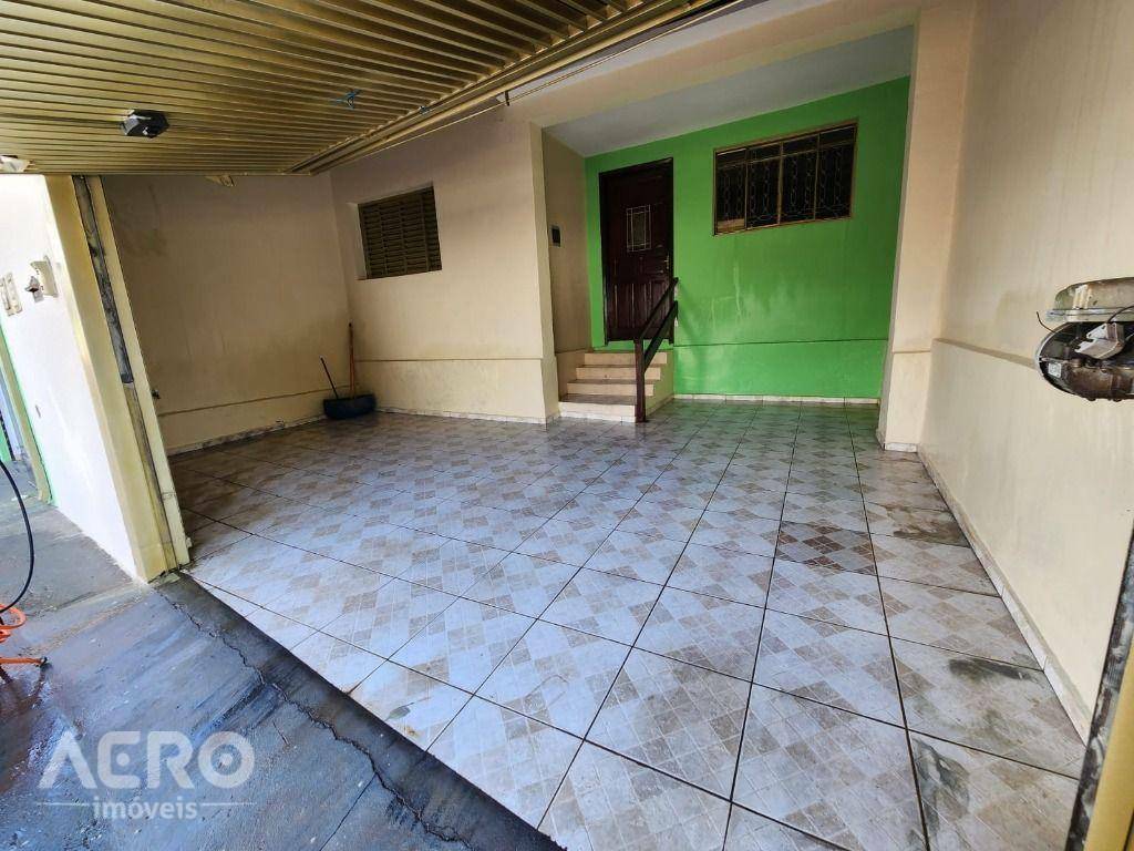 Casa à venda com 3 quartos, 196m² - Foto 2