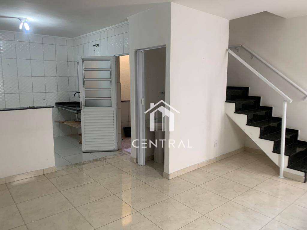 Casa à venda com 3 quartos, 102m² - Foto 1