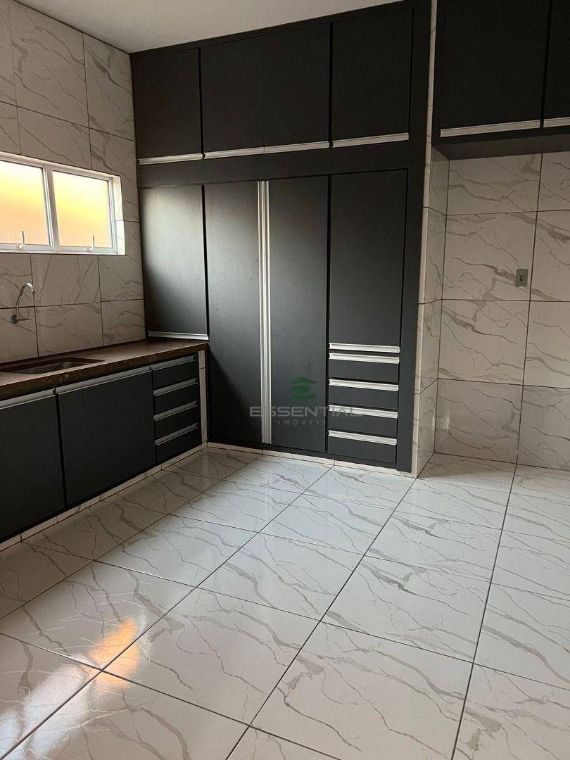 Casa à venda e aluguel com 4 quartos, 260m² - Foto 1