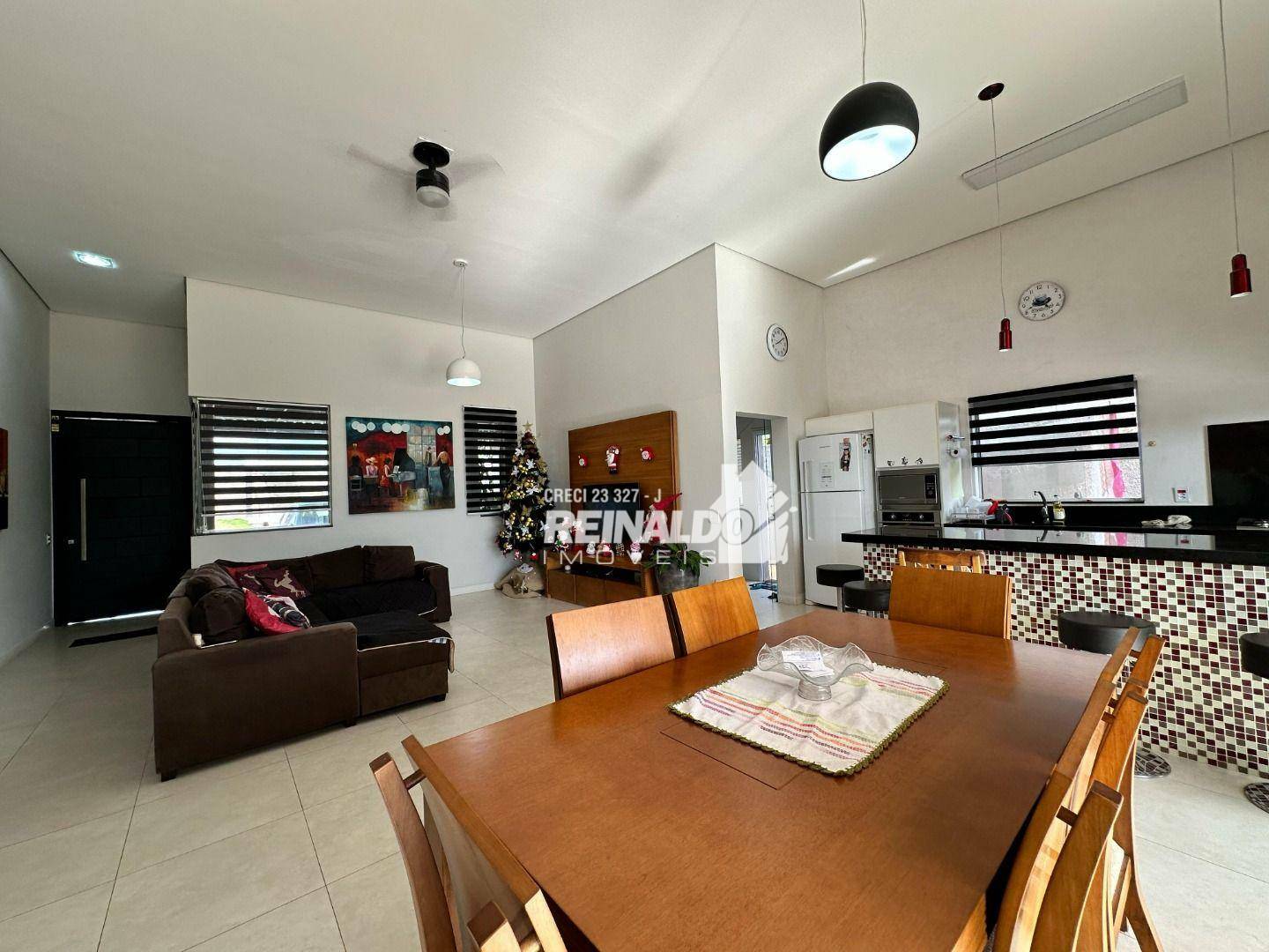 Casa de Condomínio à venda com 3 quartos, 220m² - Foto 2