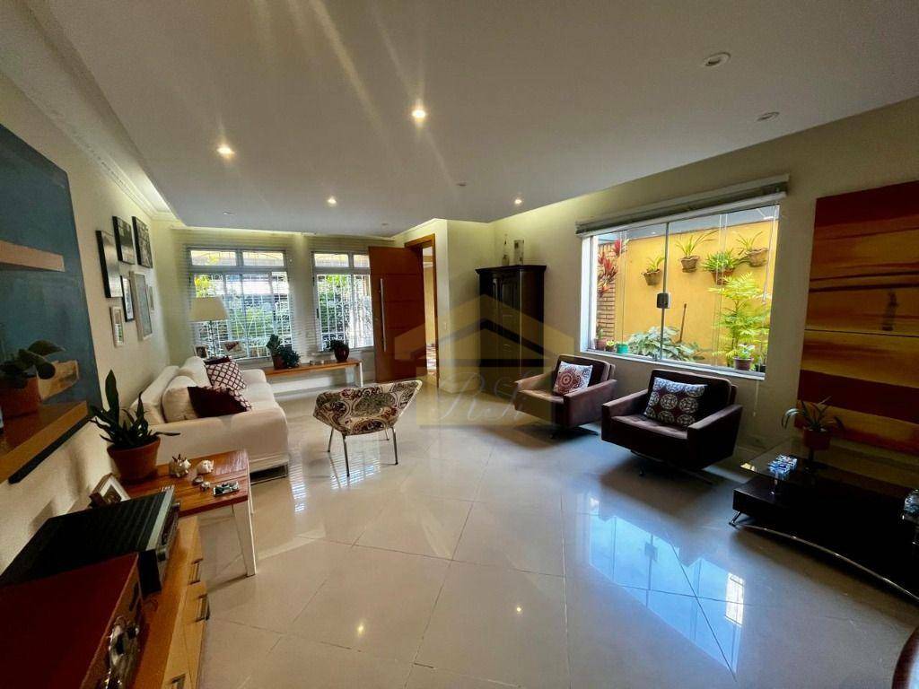 Casa à venda com 3 quartos, 318m² - Foto 1