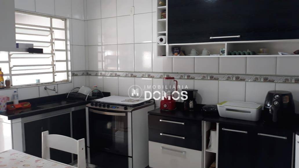 Casa à venda com 2 quartos, 168m² - Foto 2