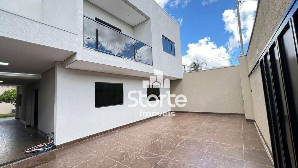 Casa à venda com 4 quartos, 255m² - Foto 1