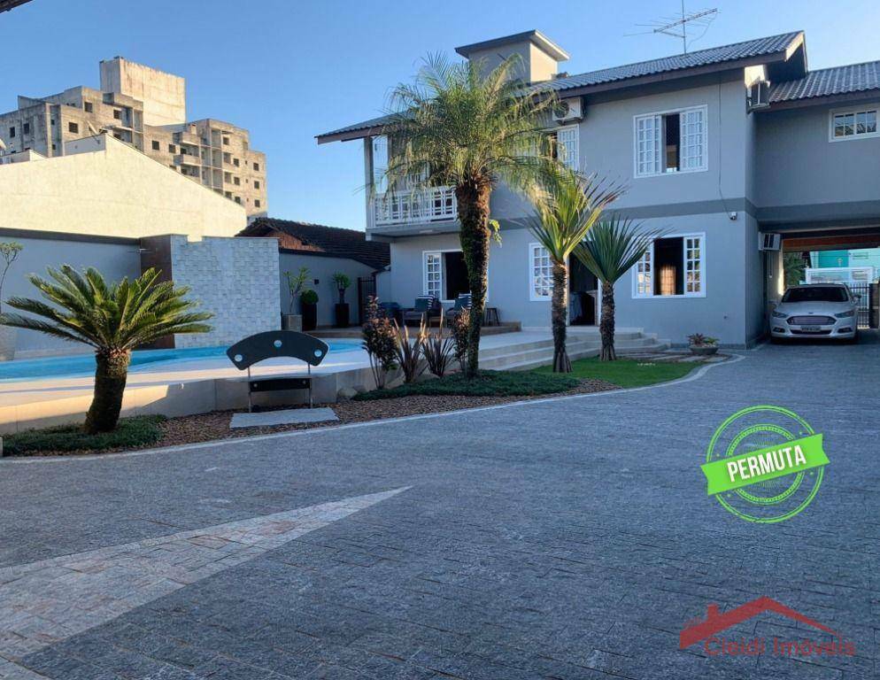 Casa à venda com 3 quartos, 320m² - Foto 2