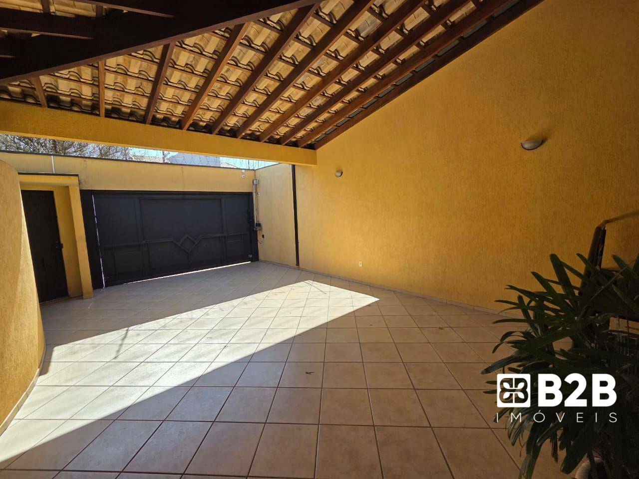 Casa à venda com 3 quartos, 257m² - Foto 1