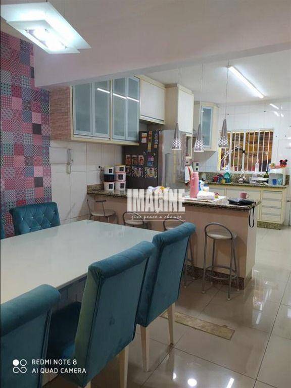 Sobrado à venda com 3 quartos, 240m² - Foto 1