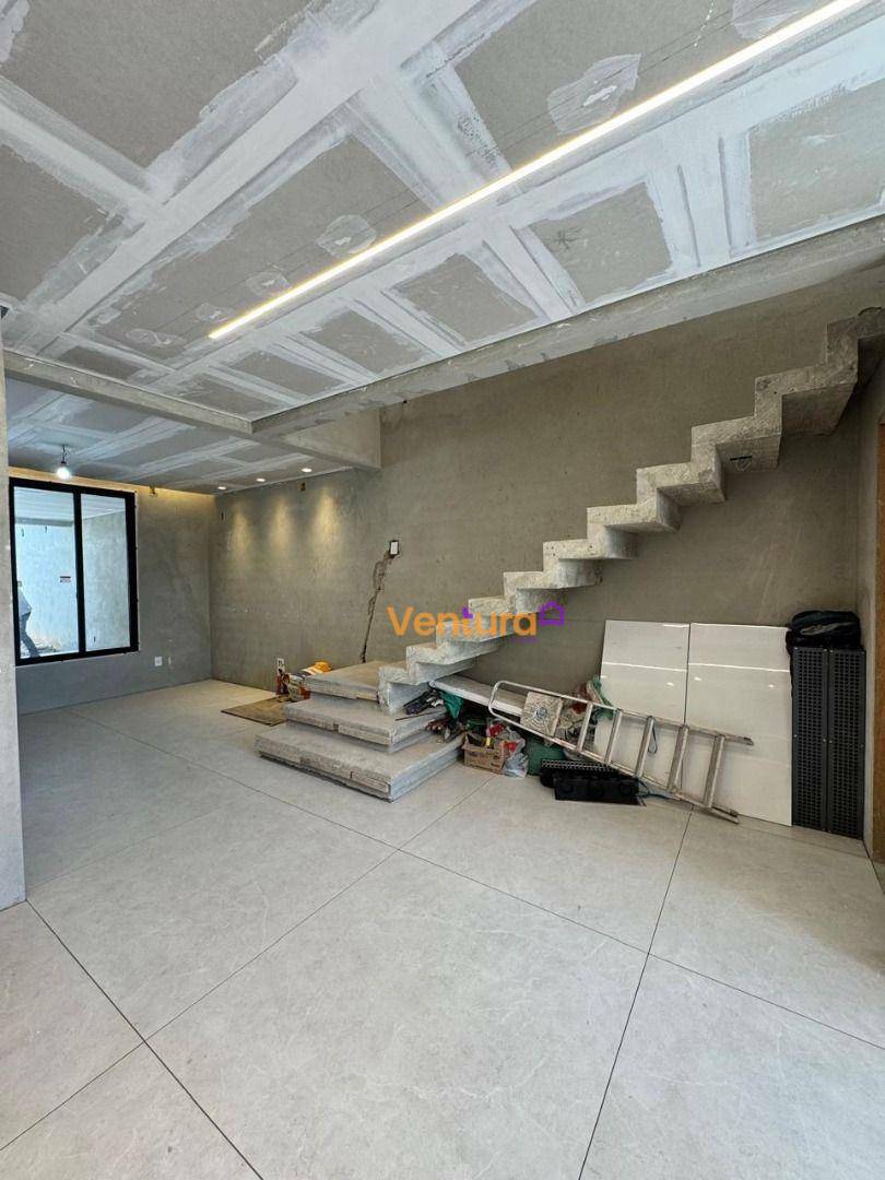 Casa à venda com 3 quartos, 196m² - Foto 2