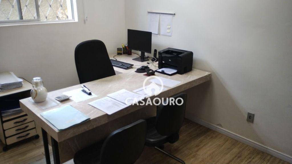 Casa à venda com 6 quartos, 250m² - Foto 12