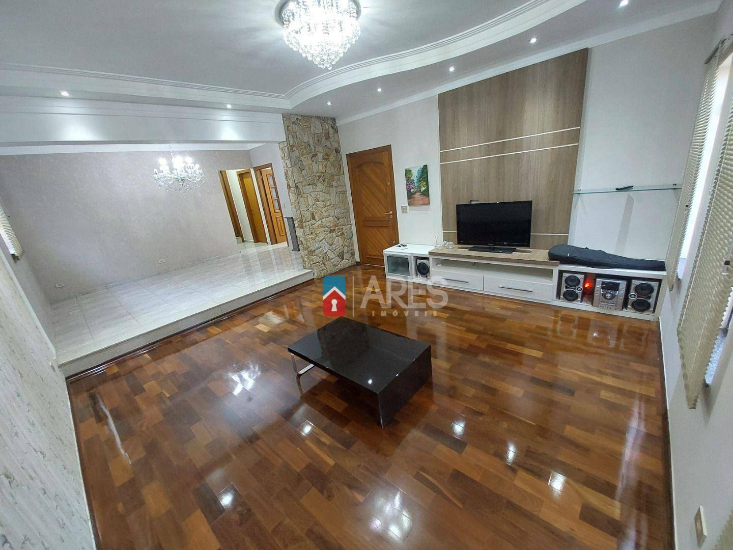 Casa à venda com 3 quartos, 226m² - Foto 1