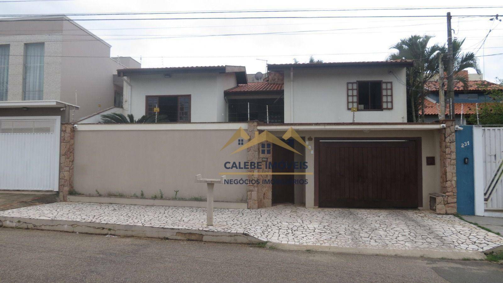 Casa à venda com 4 quartos, 235m² - Foto 1