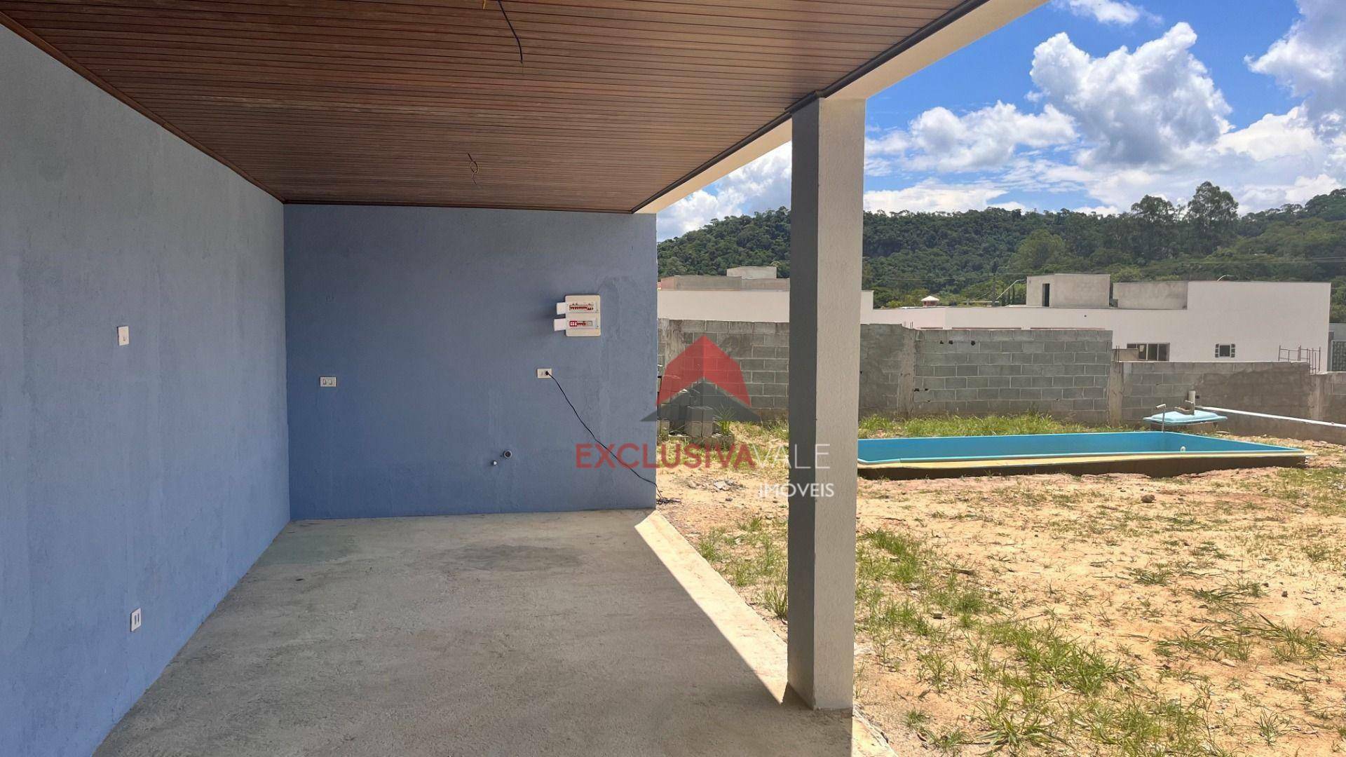Casa de Condomínio à venda com 4 quartos, 242m² - Foto 1